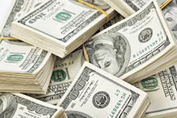 Bulgari arestaţi după ce au încercat să pună în circulaţie 10.000 de dolari falşi